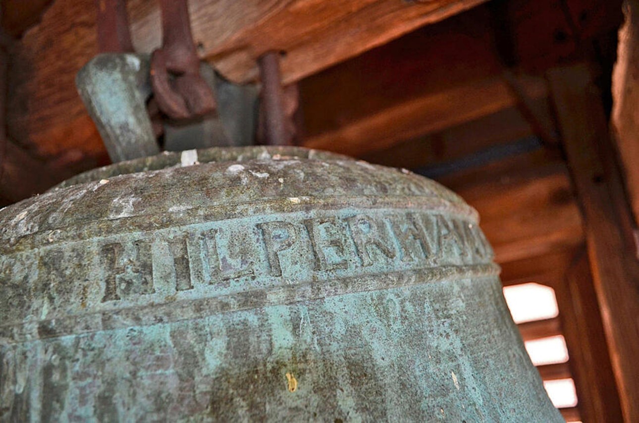 Die Glocke trägt deutlich sichtbar die Inschrift Hilperhausen - eine alte Schreibweise für Hildburghausen. Die Glocke trägt deutlich sichtbar die Inschrift Hilperhausen - eine alte Schreibweise für Hildburghausen.